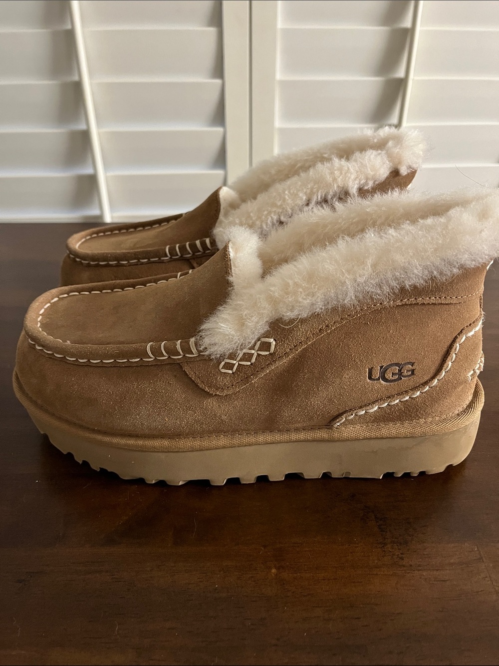 UGG Womens 9 suede shoes